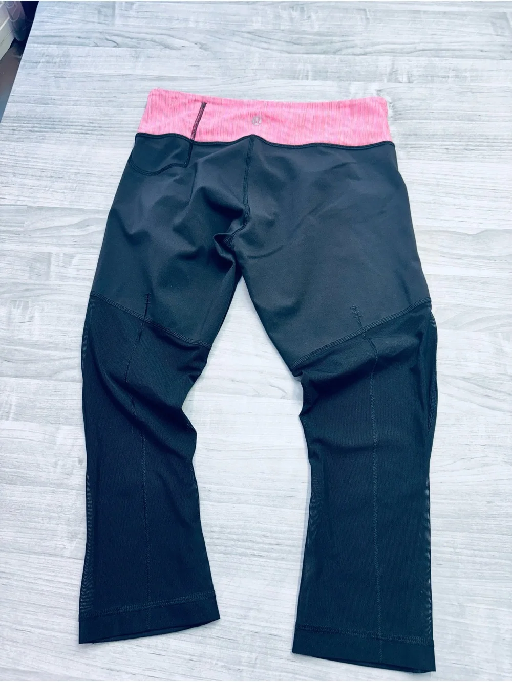 lululemon athletica Black Capri Leggings with Pink Waistband Size Medium 6